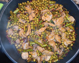 Foto del paso 3 de la receta: Revuelto de espárragos con champiñones, jamón y guisantes