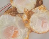 Foto del paso 3 de la receta: Patatas chips con huevos fritos y gambas al ajillo