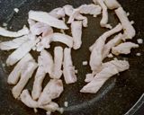 รูปขั้นตอนการทำที่ 2 ของ ผัดหมูยอดมะพร้าวใส่หน่อไม้ฝรั่ง (คลีน)