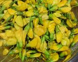 Hình bước làm 1 của món Tép đồng xào bông điên điển