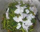 Foto langkah ke 5 dari resep Cah Kangkung Sea Food.