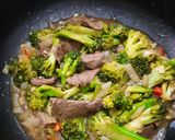 Foto langkah ke 8 dari resep Tumis Brokoli dan Daging Sapi.