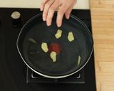 Foto langkah ke 5 dari resep Ayam Iris Rebus Chili Oil Devina Hermawan.