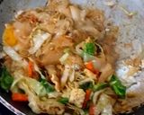 รูปขั้นตอนการทำที่ 5 ของ ก๋วยเตี๋ยวผัดขี้เมาผักใส่เต้าหู้