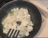 Foto del paso 3 de la receta: Tortilla de bacalao, pasas y piñones