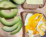 صورة لخطوة 3 من وصفة ساندويتش البيض مع الشيدر والأفوكادو 🥪🍳🥑🍒🥒