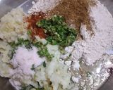 बटाटा-कोथिंबीर पराठा(Batata Kothimbir Paratha Recipe In Marathi) रेसिपी स्टेप 2 फोटो 