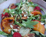 Foto del paso 5 de la receta: Ensalada de hinojo y frutas con flores de rúcula