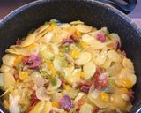 Une image de l'étape 1 de Tortilla  aux pommes de terre, oignons, poivrons, magret séché et chorizo.