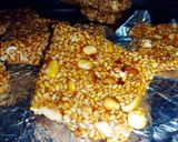 तिल मूंगफली चिक्की (Til mungfali chikki recipe in Hindi) रेसिपी चरण 4 फोटो