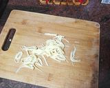 Foto del paso 4 de la receta: Pan pizza de solomillo, jamón serrano, zanahoria y aceitunas