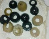 صورة لخطوة 2 من وصفة توست بالجبن والزيتون