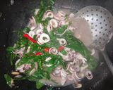 Foto langkah ke 3 dari resep Cumi Kuah Daun Ginseng Jawa.
