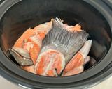 Foto langkah ke 2 dari resep Kaldu Tulang Salmon Homemade.