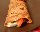 Foto del passaggio 4 della ricetta Piadina al farro con pomodoro rucola e caprino