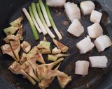 Foto del paso 4 de la receta: Arroz meloso de bacalao, calamar, ajos tiernos y alcachofas