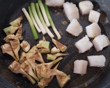 Foto del paso 4 de la receta: Arroz meloso de bacalao, calamar, ajos tiernos y alcachofas