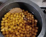 A picture of step 1 of Dry chana masala.