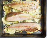 Foto del paso 2 de la receta: Verdel al horno con guarnición de patata panadera y cebolla