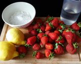 A picture of step 1 of Strawberry Shots (Erdbeer Limes).