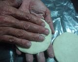 Foto del paso 3 de la receta: Gordas de jocoque fritas con frijoles y guisos de lo que hay mamá Güera