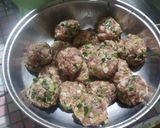 A picture of step 3 of Scallion Meatballs.