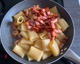 Foto del passaggio 5 della ricetta PACCHERI AL PESTO DI PISTACCHI, GAMBERI E PANCETTA