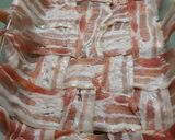 Baconbe tekert rakott csirkemell spenóttal recept fázis 4 fotója