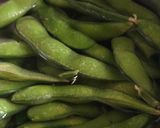 Foto del paso 1 de la receta: Edamames enchilados 🫛 Vainas de soja verde con chile jalapeño 🌶️ y sal al Malbec 🍷