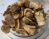 Foto del passaggio 2 della ricetta Filetti di merluzzo con spinaci e funghi champignon al pomodoro, facili e veloci