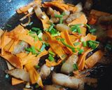 Hình bước làm 2 của món Cà rốt xào thịt