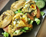 Foto del paso 8 de la receta: Brunch perfecto: Huevos benedictinos con salmón marinado en bagels caseros