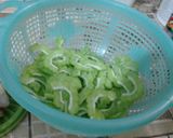 Foto langkah ke 3 dari resep Tumis Pare Pedas.