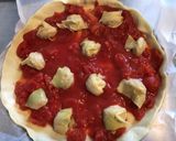 Une image de l'étape 3 de Pizza maison tomates anchois poivrons artichauts mozzarella di buffala et câpres italiennes.