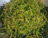 Foto langkah ke 4 dari resep Tumis Pakis Bunga Pepaya Ala Manado.