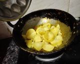 A picture of step 2 of Hariyali Aloo.