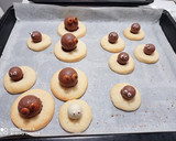 Foto del paso 7 de la receta: Arañas Halloween de galletitas y bombones 🕷️🕸️🕷️