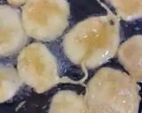 A picture of step 6 of Aloo k pakoray.