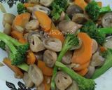 Foto langkah ke 5 dari resep Tumis Brokoli Jamur Wortel.