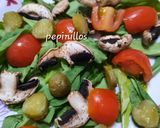 Foto del paso 4 de la receta: Ensalada: rúcula, hongos, cherry, pepinillos y queso