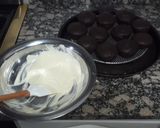 Foto del paso 4 de la receta: Muffins de cacao amargo rellenos de mermelada y chocolate blanco