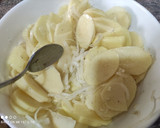 Foto del paso 2 de la receta: Merluza con ajo, perejil y patatas panaderas en 22 minutos