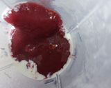 A picture of step 3 of Strawberries ice cream.