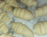 A picture of step 7 of Spicy croissants with chocolate filling.