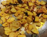 बटाट्याची कोरडी भाजी (batatyachi kordi bhaji reciep in marathi) रेसिपी स्टेप 3 फोटो 