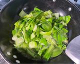 Foto langkah ke 2 dari resep Tumis Sayur Sawi Pakcoy (Non Halal / Halal).
