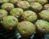 Foto langkah ke 9 dari resep banana muffin with chocochips on top.