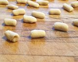 Foto del passaggio 7 della ricetta Gnocchetti sardi con farina di farro. Malloreddus