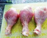 Foto del paso 2 de la receta: Piernas de pollo apanadas jugosas 🐔 🥖