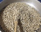 Foto del paso 2 de la receta: Garrapiñadas de maní y de semillas de girasol